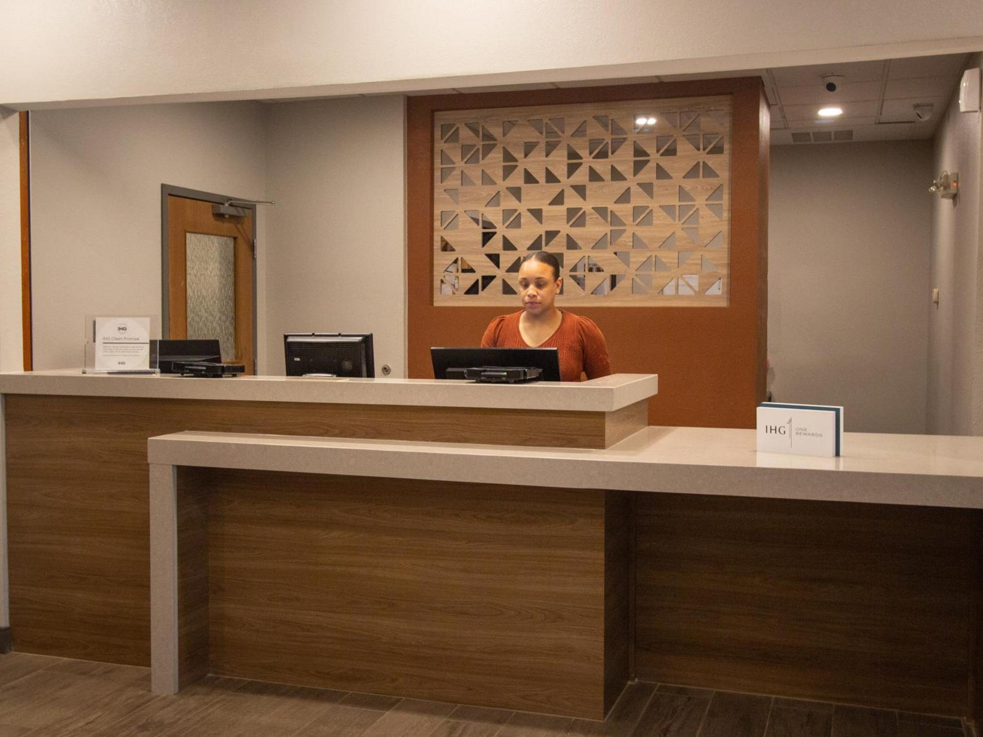 Candlewood Louisville North By Ihg 2*